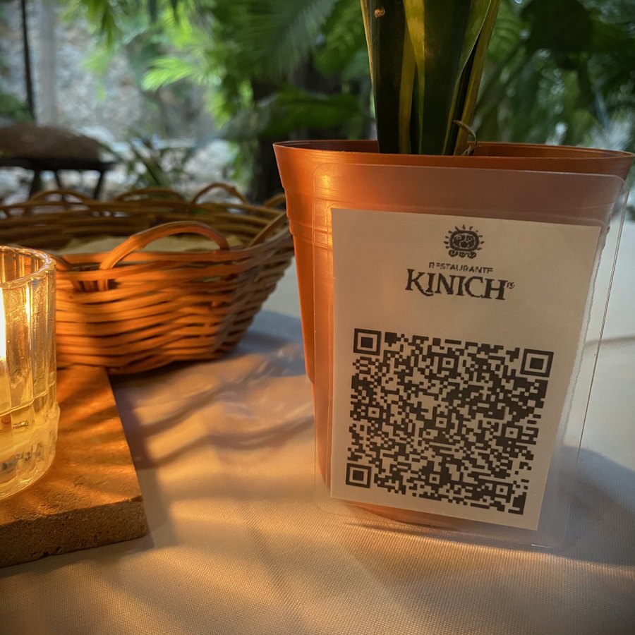 Bordsställ med QR-kod på ett dukat restaurangbord